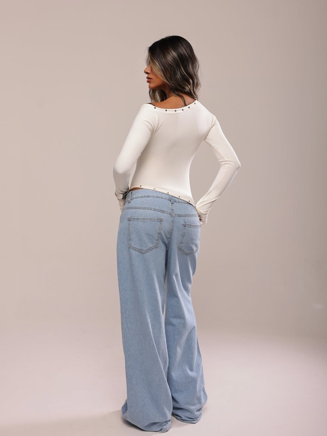 Blusa canelada off white com jeans wide