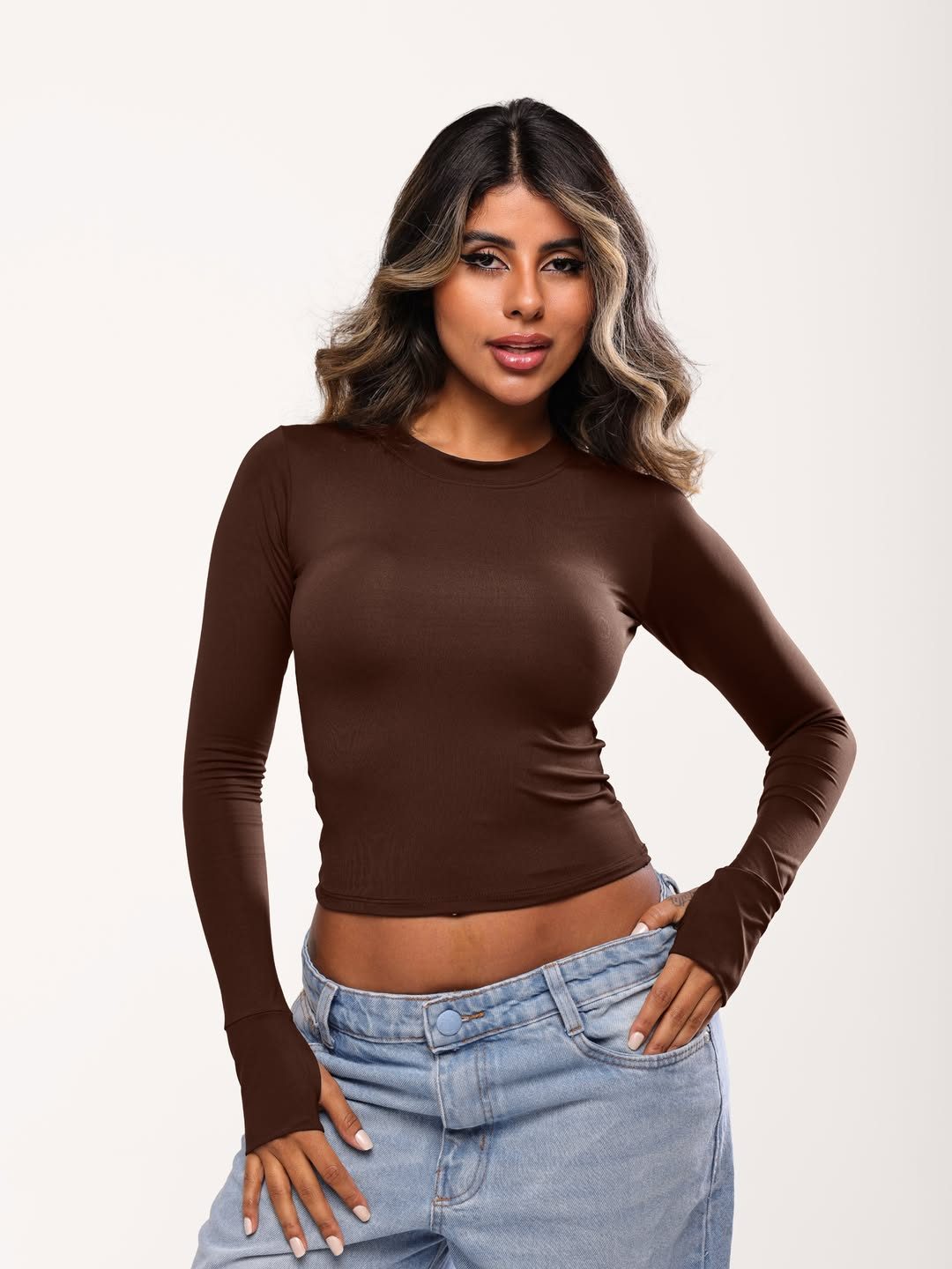 Blusa segunda pele chocolate com jeans
